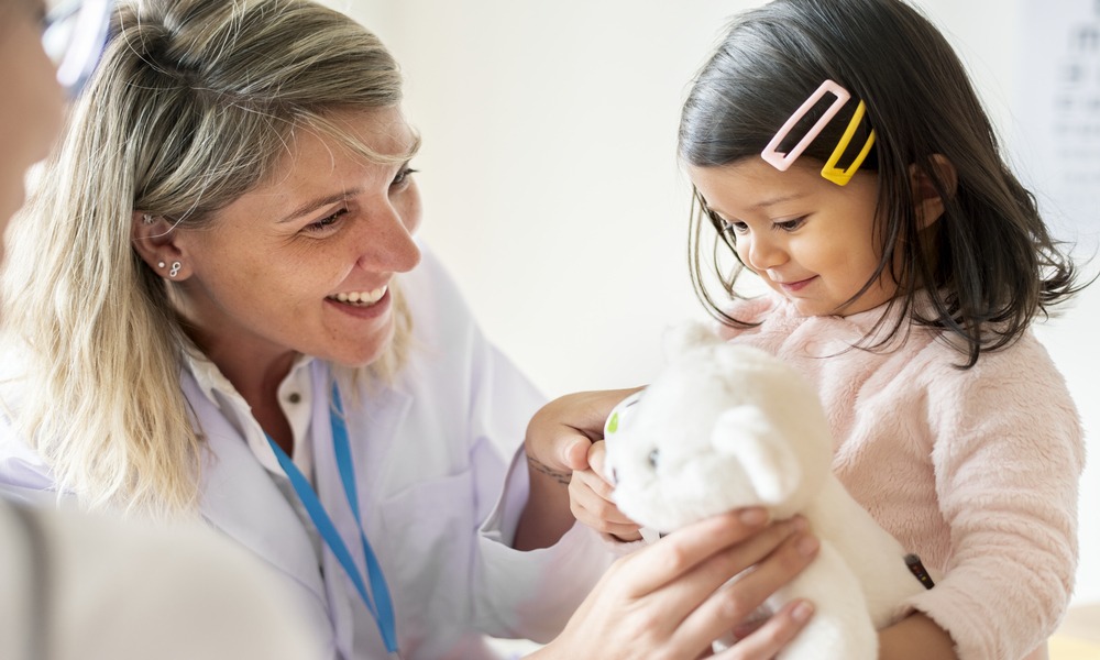 A medical practitioner providing urgent care for a kid